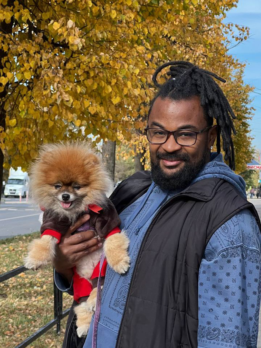 В Коврове можно встретить необычную семейную пару — Светлану и Сиднея Барбоза. Познакомились ребята в Бразилии, расписались на берегу Атлантического океана, но жить из мегаполиса с населением в шесть миллионов человек перебрались в провинциальный город в России. О причинах такого решения они рассказали «Ключ-Медиа».