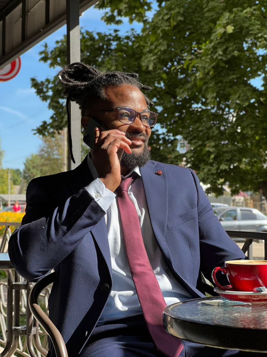 В Коврове можно встретить необычную семейную пару — Светлану и Сиднея Барбоза. Познакомились ребята в Бразилии, расписались на берегу Атлантического океана, но жить из мегаполиса с населением в шесть миллионов человек перебрались в провинциальный город в России. О причинах такого решения они рассказали «Ключ-Медиа».