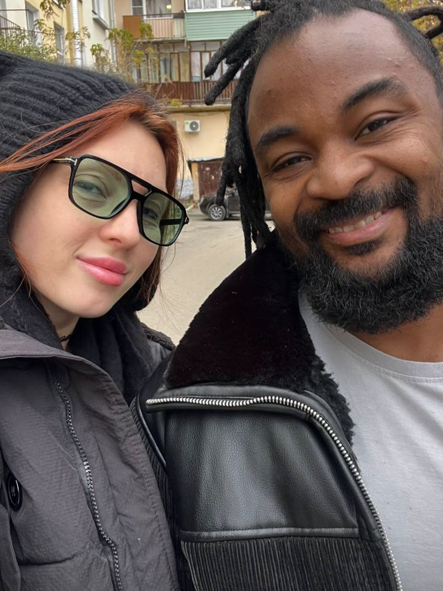 В Коврове можно встретить необычную семейную пару — Светлану и Сиднея Барбоза. Познакомились ребята в Бразилии, расписались на берегу Атлантического океана, но жить из мегаполиса с населением в шесть миллионов человек перебрались в провинциальный город в России. О причинах такого решения они рассказали «Ключ-Медиа».