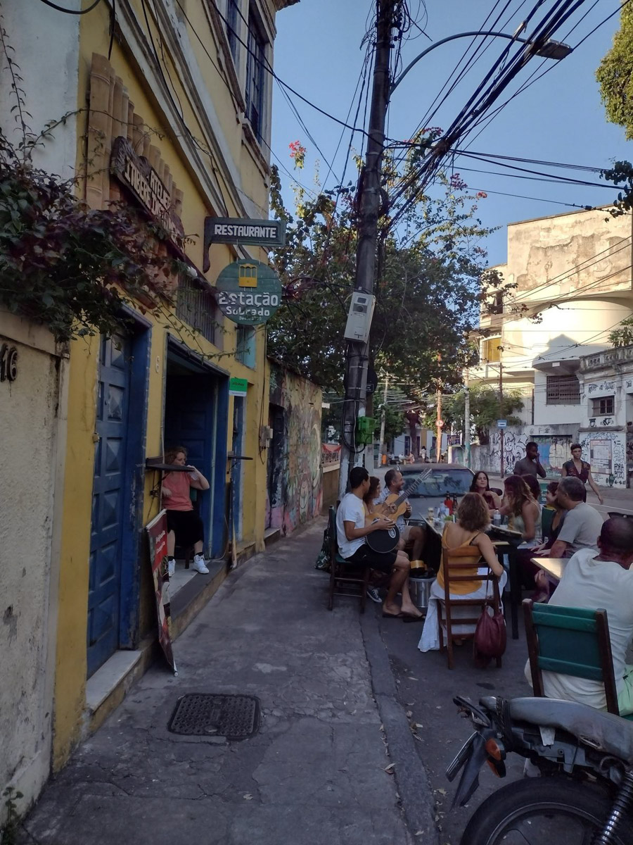 В Коврове можно встретить необычную семейную пару — Светлану и Сиднея Барбоза. Познакомились ребята в Бразилии, расписались на берегу Атлантического океана, но жить из мегаполиса с населением в шесть миллионов человек перебрались в провинциальный город в России. О причинах такого решения они рассказали «Ключ-Медиа».