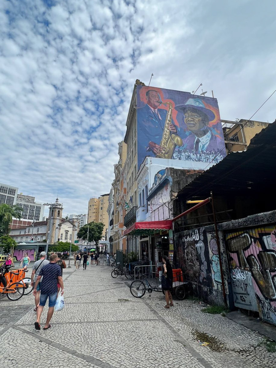 В Коврове можно встретить необычную семейную пару — Светлану и Сиднея Барбоза. Познакомились ребята в Бразилии, расписались на берегу Атлантического океана, но жить из мегаполиса с населением в шесть миллионов человек перебрались в провинциальный город в России. О причинах такого решения они рассказали «Ключ-Медиа».