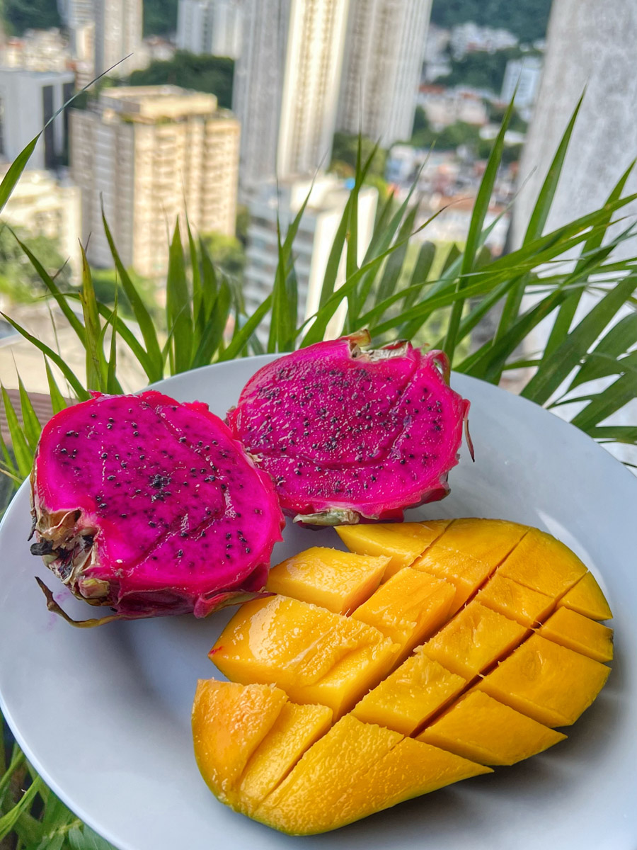 В Коврове можно встретить необычную семейную пару — Светлану и Сиднея Барбоза. Познакомились ребята в Бразилии, расписались на берегу Атлантического океана, но жить из мегаполиса с населением в шесть миллионов человек перебрались в провинциальный город в России. О причинах такого решения они рассказали «Ключ-Медиа».