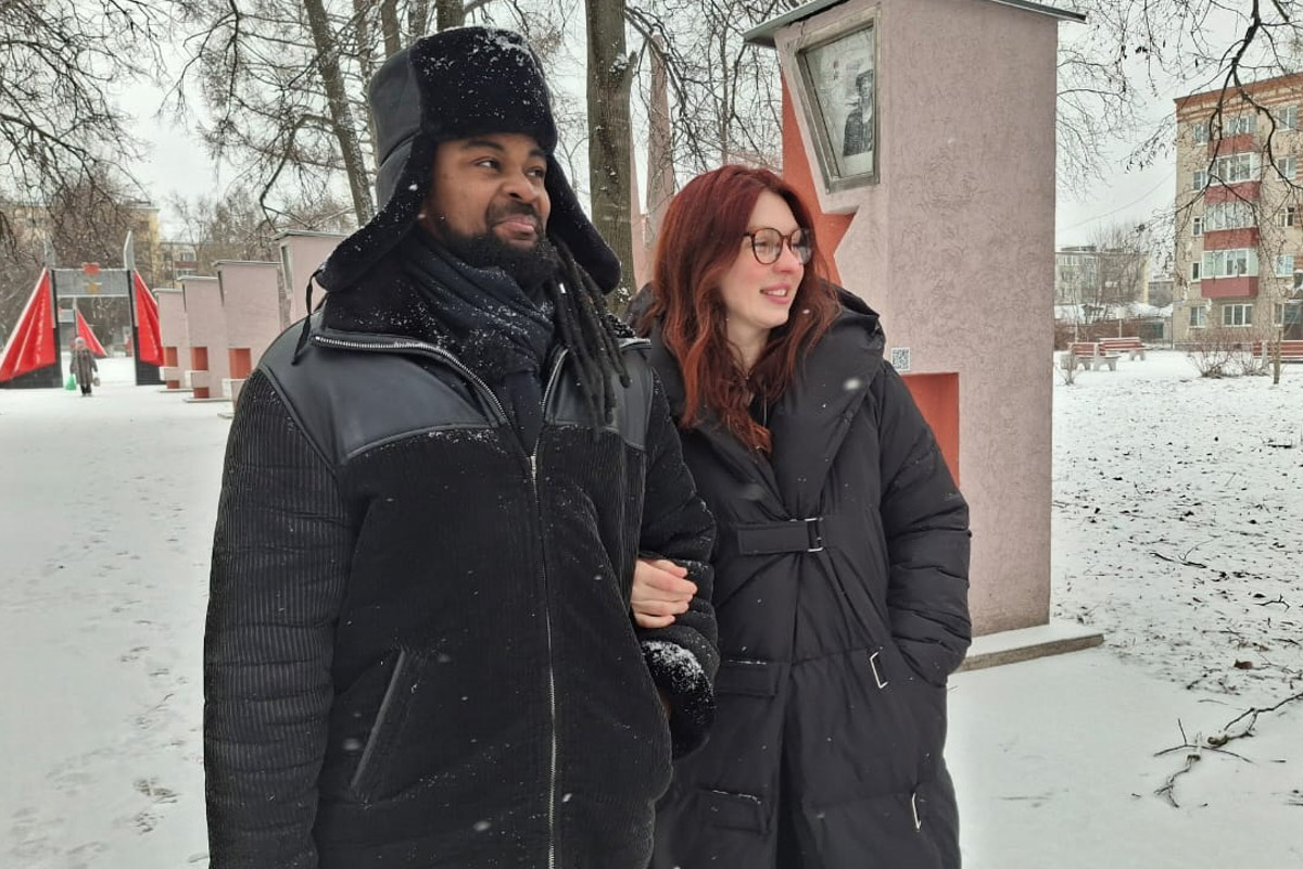 В Коврове можно встретить необычную семейную пару — Светлану и Сиднея Барбоза. Познакомились ребята в Бразилии, расписались на берегу Атлантического океана, но жить из мегаполиса с населением в шесть миллионов человек перебрались в провинциальный город в России. О причинах такого решения они рассказали «Ключ-Медиа».