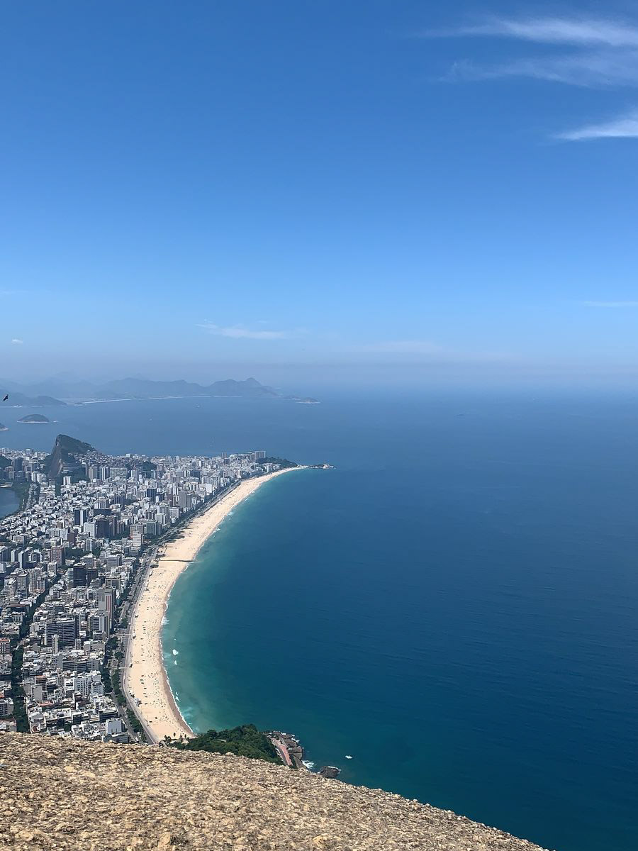 В Коврове можно встретить необычную семейную пару — Светлану и Сиднея Барбоза. Познакомились ребята в Бразилии, расписались на берегу Атлантического океана, но жить из мегаполиса с населением в шесть миллионов человек перебрались в провинциальный город в России. О причинах такого решения они рассказали «Ключ-Медиа».