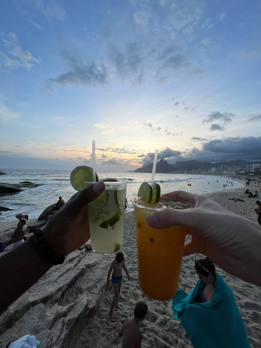 В Коврове можно встретить необычную семейную пару — Светлану и Сиднея Барбоза. Познакомились ребята в Бразилии, расписались на берегу Атлантического океана, но жить из мегаполиса с населением в шесть миллионов человек перебрались в провинциальный город в России. О причинах такого решения они рассказали «Ключ-Медиа».