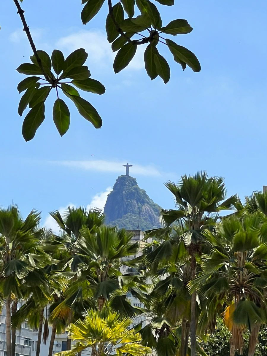 В Коврове можно встретить необычную семейную пару — Светлану и Сиднея Барбоза. Познакомились ребята в Бразилии, расписались на берегу Атлантического океана, но жить из мегаполиса с населением в шесть миллионов человек перебрались в провинциальный город в России. О причинах такого решения они рассказали «Ключ-Медиа».