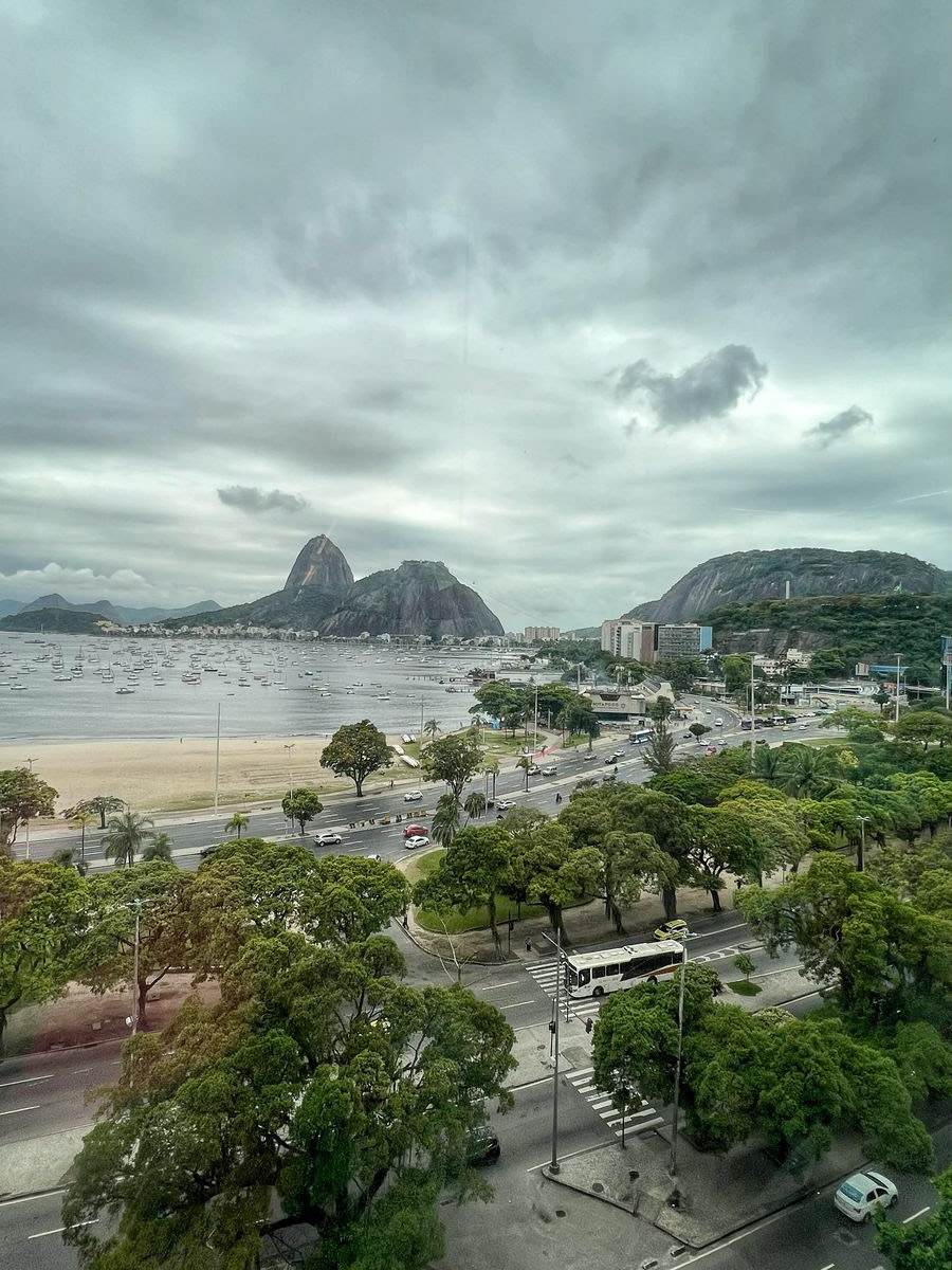 В Коврове можно встретить необычную семейную пару — Светлану и Сиднея Барбоза. Познакомились ребята в Бразилии, расписались на берегу Атлантического океана, но жить из мегаполиса с населением в шесть миллионов человек перебрались в провинциальный город в России. О причинах такого решения они рассказали «Ключ-Медиа».