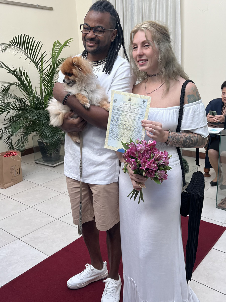 В Коврове можно встретить необычную семейную пару — Светлану и Сиднея Барбоза. Познакомились ребята в Бразилии, расписались на берегу Атлантического океана, но жить из мегаполиса с населением в шесть миллионов человек перебрались в провинциальный город в России. О причинах такого решения они рассказали «Ключ-Медиа».