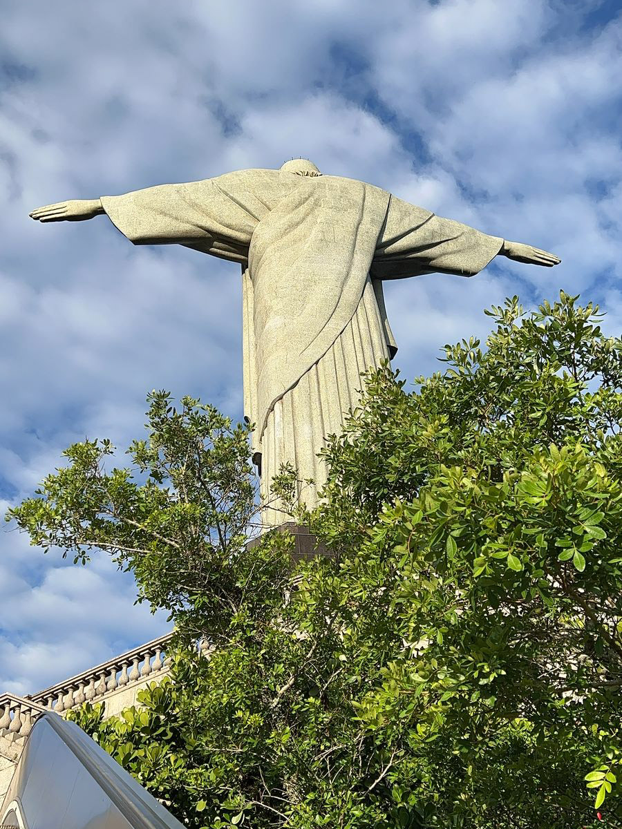 В Коврове можно встретить необычную семейную пару — Светлану и Сиднея Барбоза. Познакомились ребята в Бразилии, расписались на берегу Атлантического океана, но жить из мегаполиса с населением в шесть миллионов человек перебрались в провинциальный город в России. О причинах такого решения они рассказали «Ключ-Медиа».