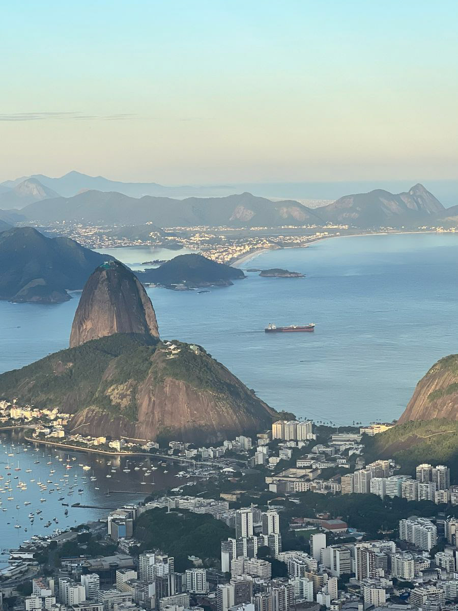 В Коврове можно встретить необычную семейную пару — Светлану и Сиднея Барбоза. Познакомились ребята в Бразилии, расписались на берегу Атлантического океана, но жить из мегаполиса с населением в шесть миллионов человек перебрались в провинциальный город в России. О причинах такого решения они рассказали «Ключ-Медиа».