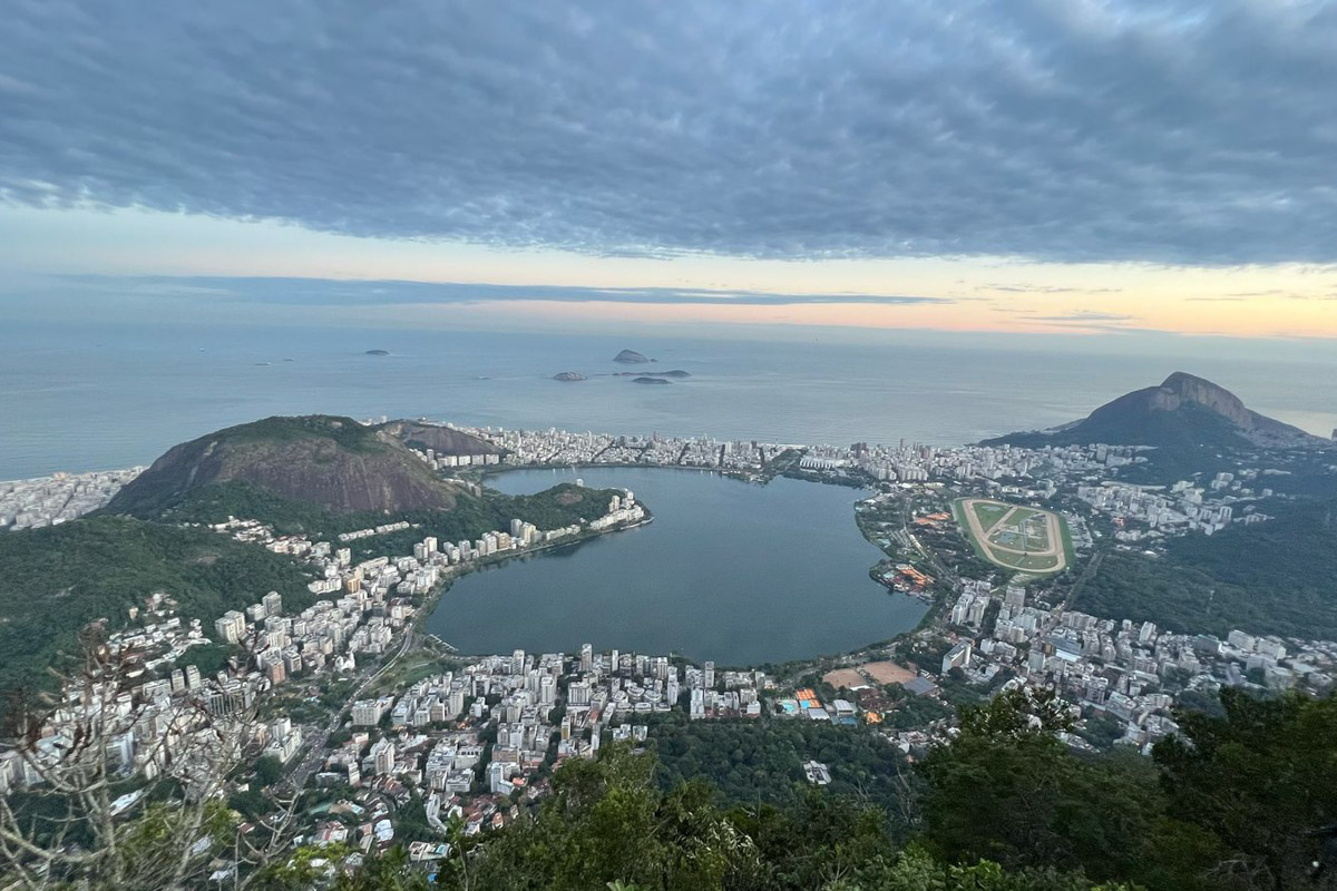 В Коврове можно встретить необычную семейную пару — Светлану и Сиднея Барбоза. Познакомились ребята в Бразилии, расписались на берегу Атлантического океана, но жить из мегаполиса с населением в шесть миллионов человек перебрались в провинциальный город в России. О причинах такого решения они рассказали «Ключ-Медиа».