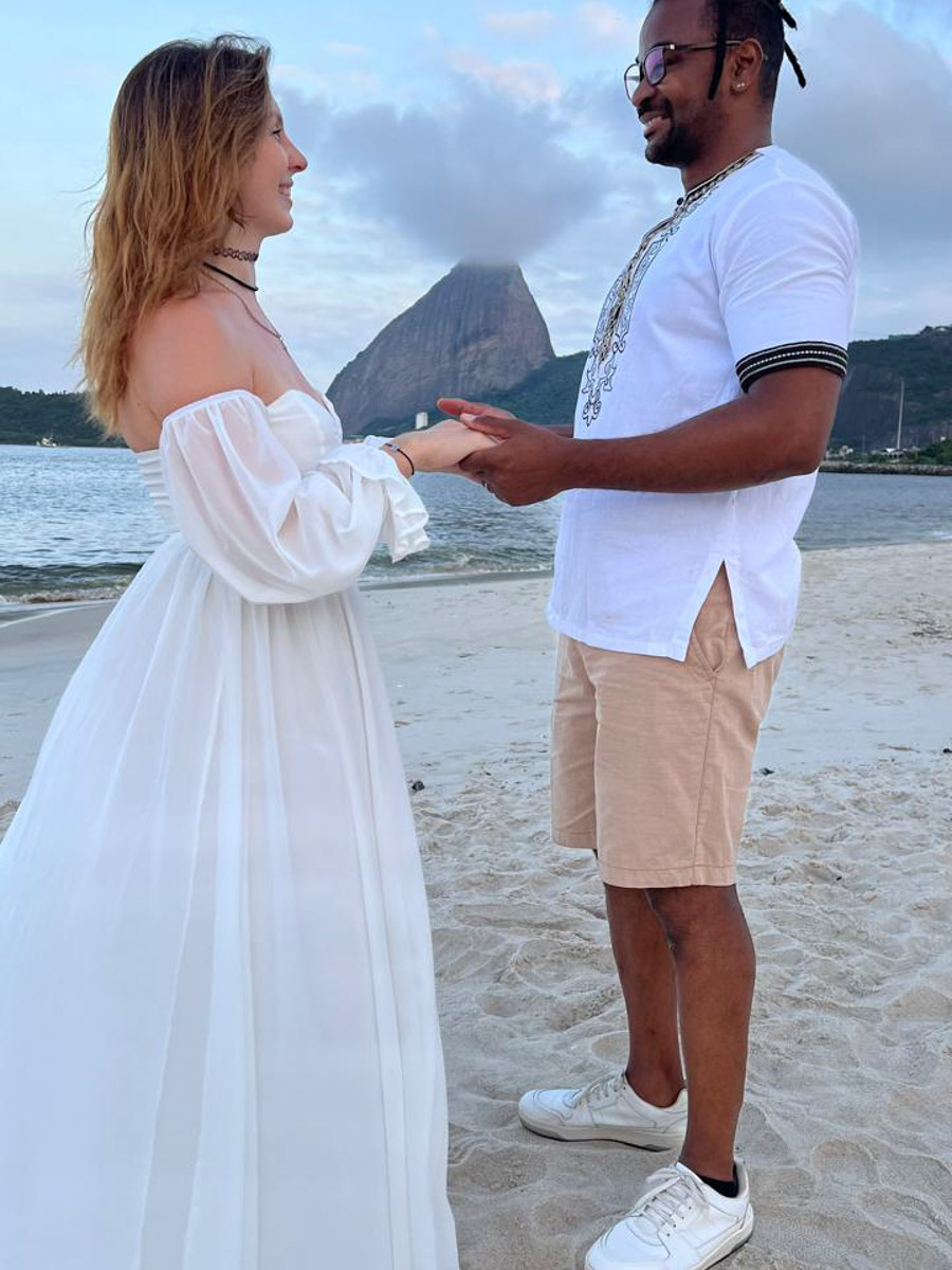 В Коврове можно встретить необычную семейную пару — Светлану и Сиднея Барбоза. Познакомились ребята в Бразилии, расписались на берегу Атлантического океана, но жить из мегаполиса с населением в шесть миллионов человек перебрались в провинциальный город в России. О причинах такого решения они рассказали «Ключ-Медиа».