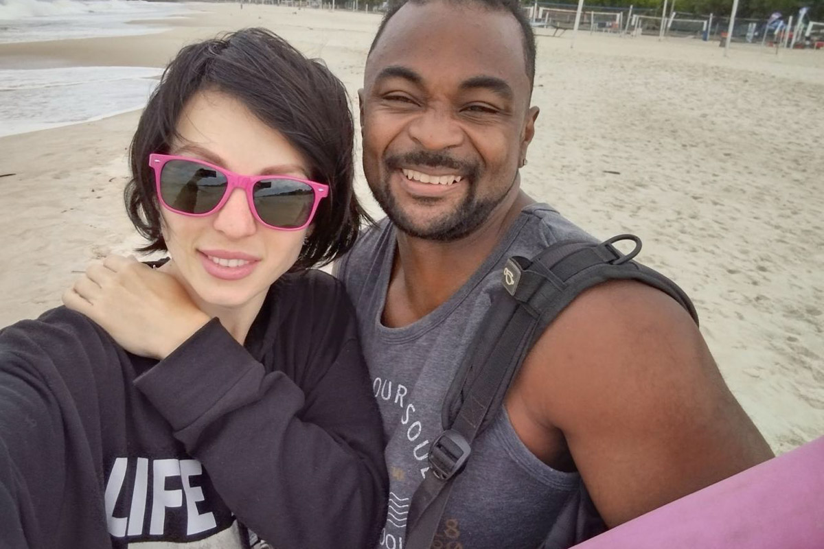 В Коврове можно встретить необычную семейную пару — Светлану и Сиднея Барбоза. Познакомились ребята в Бразилии, расписались на берегу Атлантического океана, но жить из мегаполиса с населением в шесть миллионов человек перебрались в провинциальный город в России. О причинах такого решения они рассказали «Ключ-Медиа».