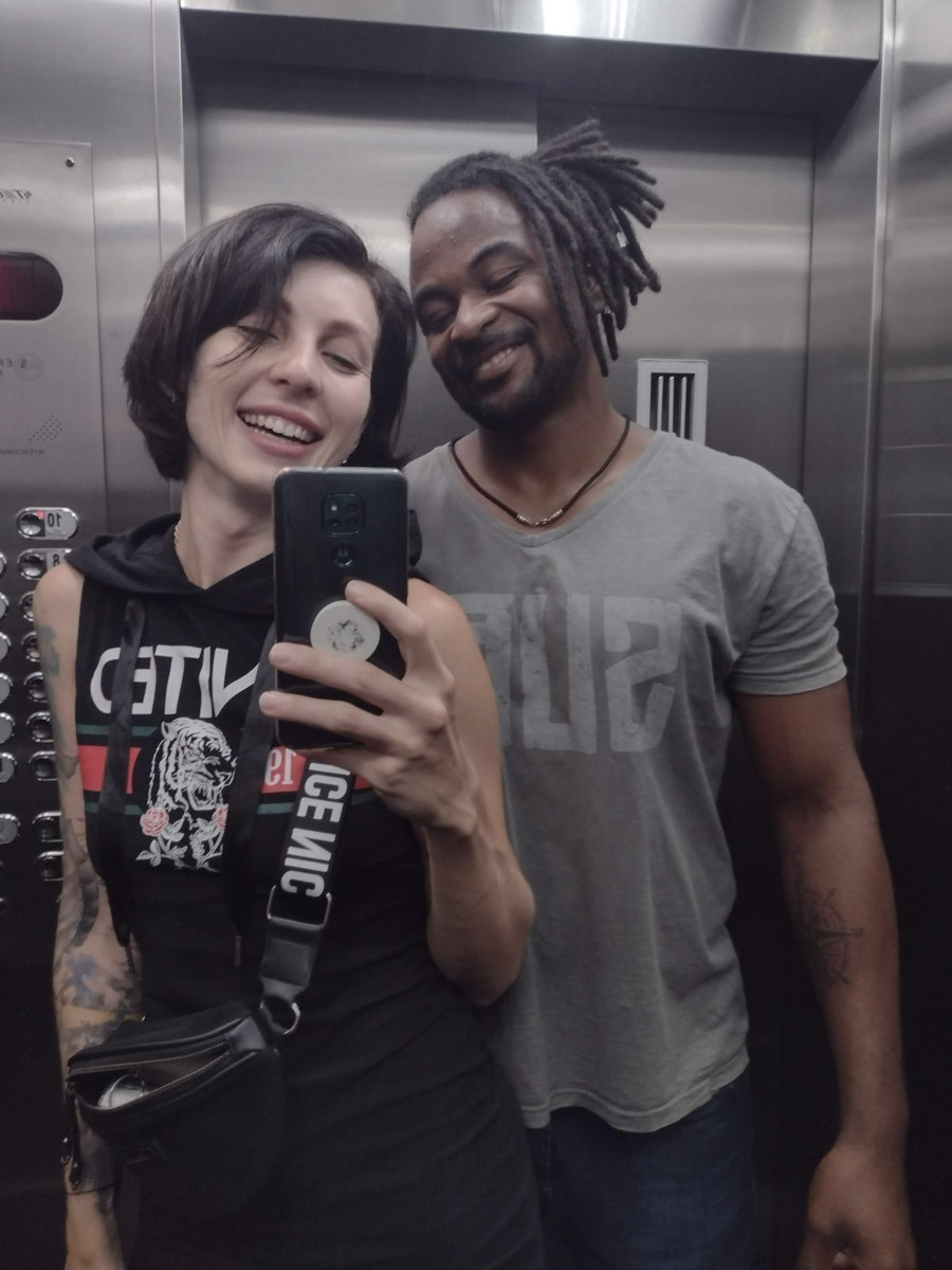 В Коврове можно встретить необычную семейную пару — Светлану и Сиднея Барбоза. Познакомились ребята в Бразилии, расписались на берегу Атлантического океана, но жить из мегаполиса с населением в шесть миллионов человек перебрались в провинциальный город в России. О причинах такого решения они рассказали «Ключ-Медиа».