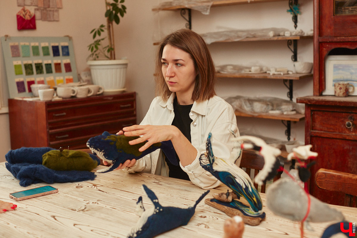 Художница из Владимира Наталья Быкова делает скульптуры из шерсти: не просто игрушки, а коллекционные арт-объекты. Сейчас в центре внимания девушки загадочные киты: от фантазийного морского гиганта с маяком на спине до сказочного исполина, которого переносят перелетные птицы. И, что особенно важно, все эти работы наполнены глубокими смыслами. 