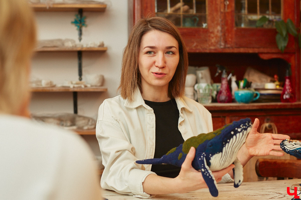 Художница из Владимира Наталья Быкова делает скульптуры из шерсти: не просто игрушки, а коллекционные арт-объекты. Сейчас в центре внимания девушки загадочные киты: от фантазийного морского гиганта с маяком на спине до сказочного исполина, которого переносят перелетные птицы. И, что особенно важно, все эти работы наполнены глубокими смыслами. 