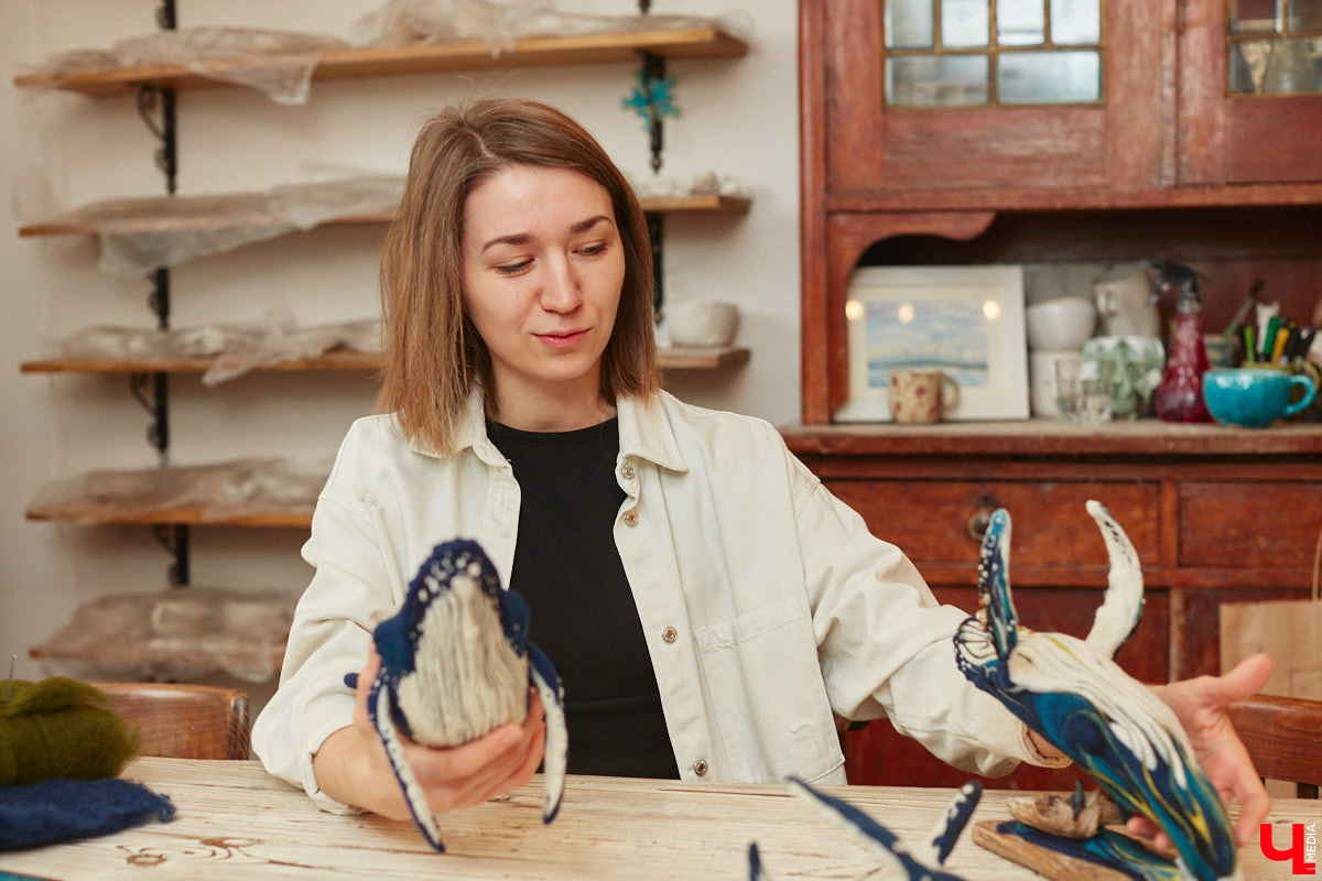 Художница из Владимира Наталья Быкова делает скульптуры из шерсти: не просто игрушки, а коллекционные арт-объекты. Сейчас в центре внимания девушки загадочные киты: от фантазийного морского гиганта с маяком на спине до сказочного исполина, которого переносят перелетные птицы. И, что особенно важно, все эти работы наполнены глубокими смыслами. 