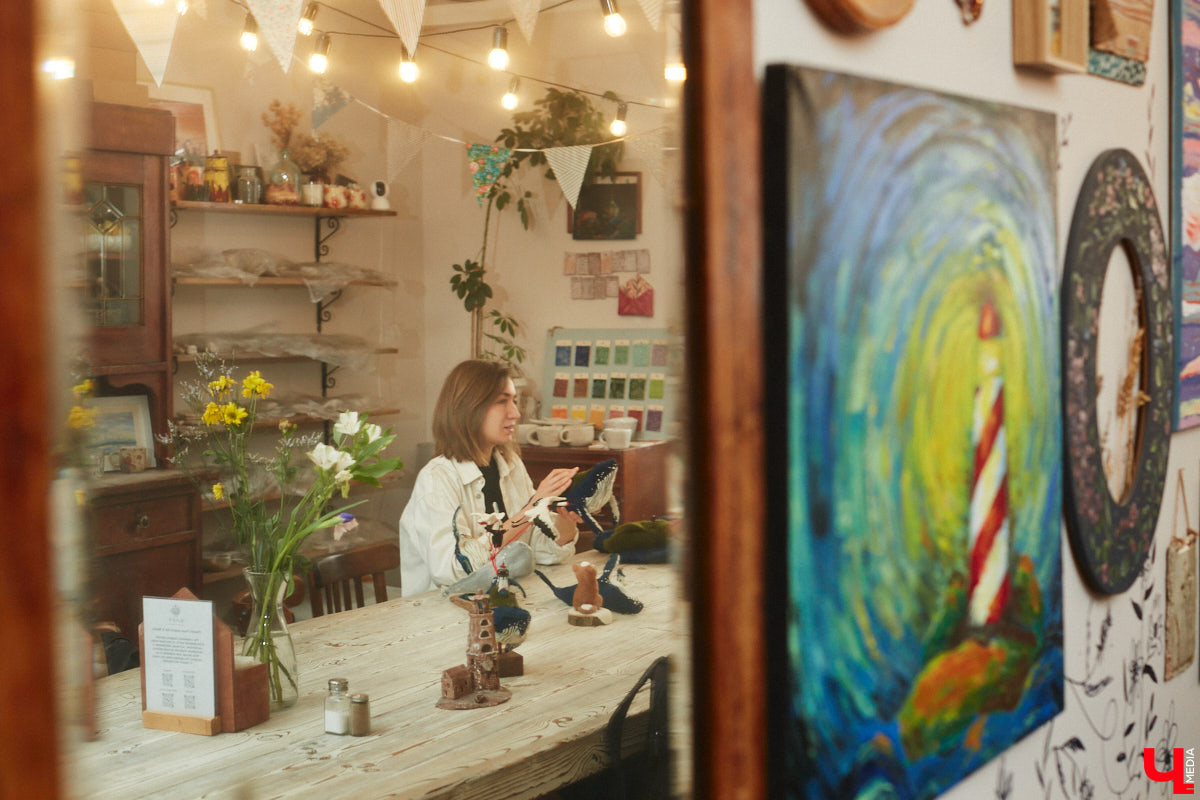 Художница из Владимира Наталья Быкова делает скульптуры из шерсти: не просто игрушки, а коллекционные арт-объекты. Сейчас в центре внимания девушки загадочные киты: от фантазийного морского гиганта с маяком на спине до сказочного исполина, которого переносят перелетные птицы. И, что особенно важно, все эти работы наполнены глубокими смыслами. 