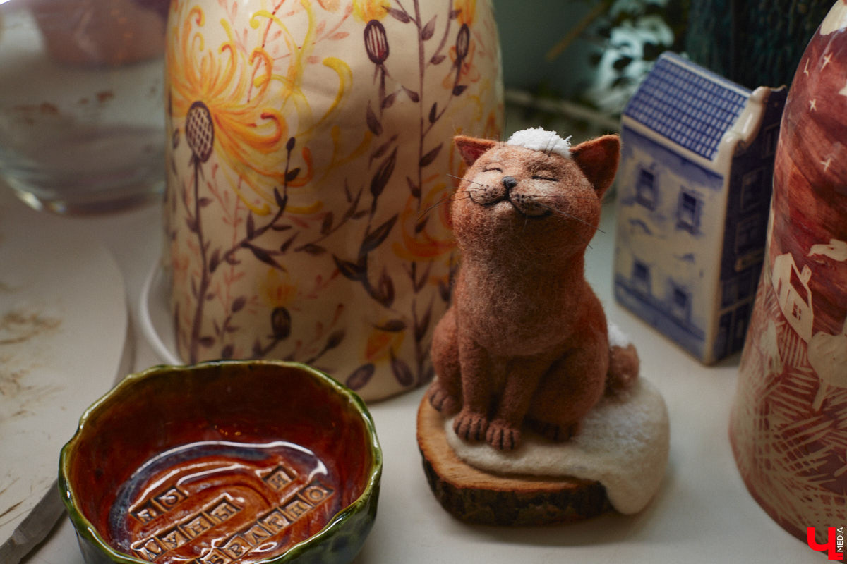 Художница из Владимира Наталья Быкова делает скульптуры из шерсти: не просто игрушки, а коллекционные арт-объекты. Сейчас в центре внимания девушки загадочные киты: от фантазийного морского гиганта с маяком на спине до сказочного исполина, которого переносят перелетные птицы. И, что особенно важно, все эти работы наполнены глубокими смыслами. 