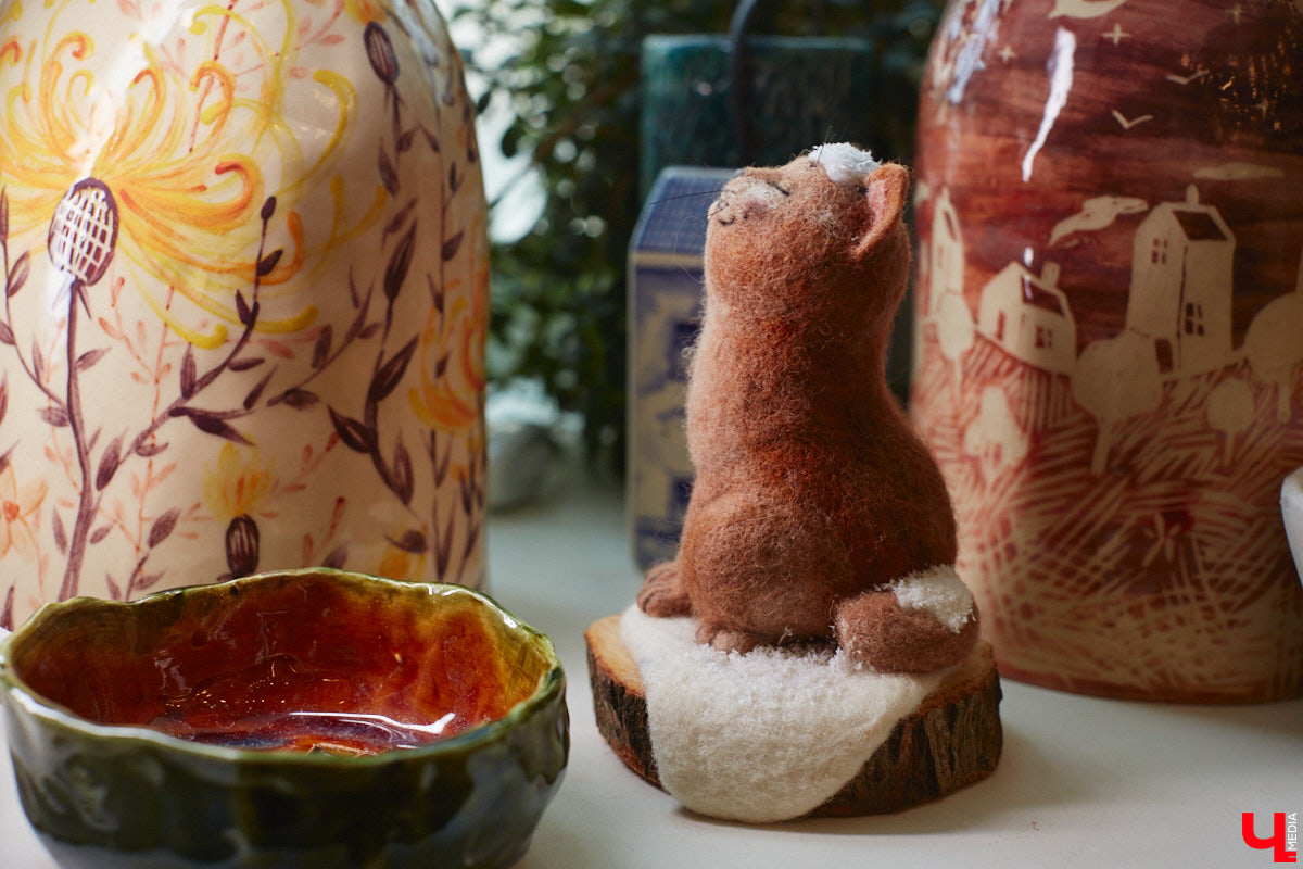 Художница из Владимира Наталья Быкова делает скульптуры из шерсти: не просто игрушки, а коллекционные арт-объекты. Сейчас в центре внимания девушки загадочные киты: от фантазийного морского гиганта с маяком на спине до сказочного исполина, которого переносят перелетные птицы. И, что особенно важно, все эти работы наполнены глубокими смыслами. 