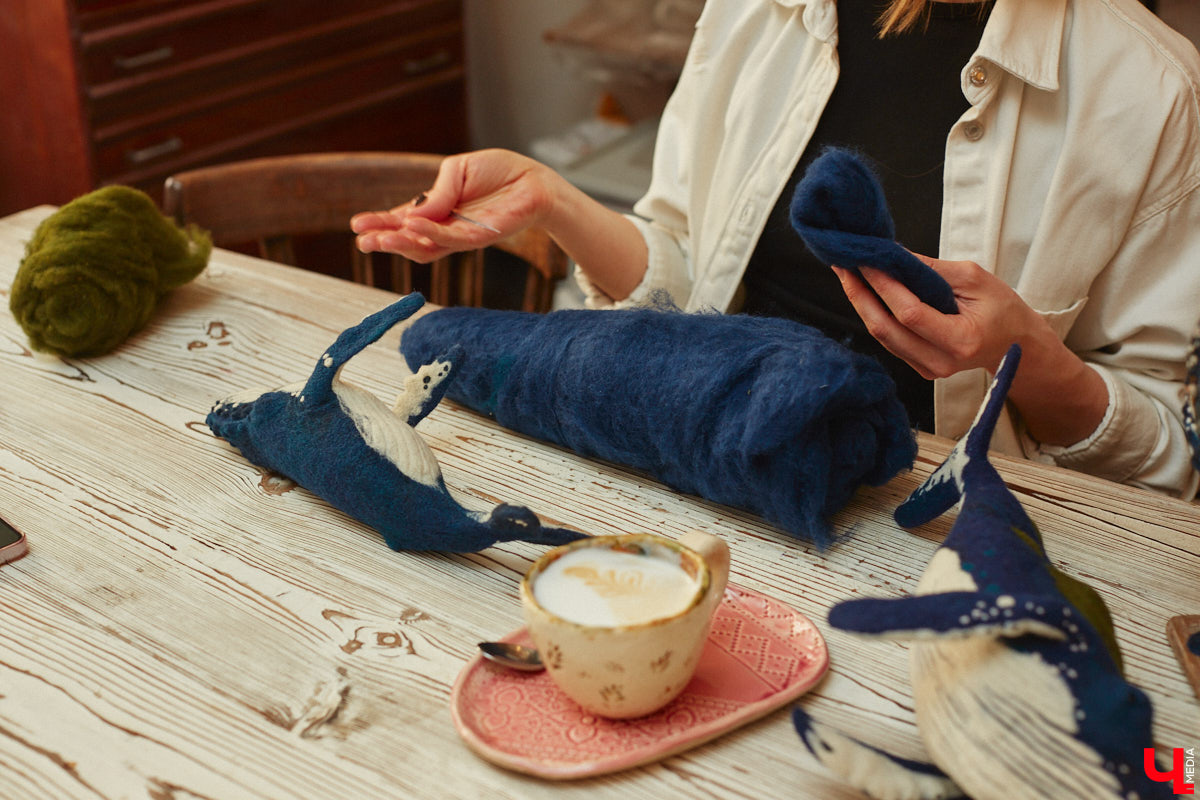 Художница из Владимира Наталья Быкова делает скульптуры из шерсти: не просто игрушки, а коллекционные арт-объекты. Сейчас в центре внимания девушки загадочные киты: от фантазийного морского гиганта с маяком на спине до сказочного исполина, которого переносят перелетные птицы. И, что особенно важно, все эти работы наполнены глубокими смыслами. 