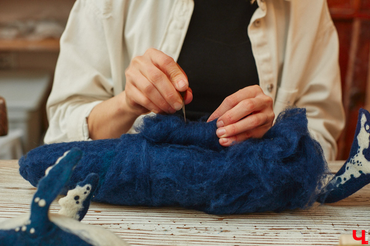 Художница из Владимира Наталья Быкова делает скульптуры из шерсти: не просто игрушки, а коллекционные арт-объекты. Сейчас в центре внимания девушки загадочные киты: от фантазийного морского гиганта с маяком на спине до сказочного исполина, которого переносят перелетные птицы. И, что особенно важно, все эти работы наполнены глубокими смыслами. 