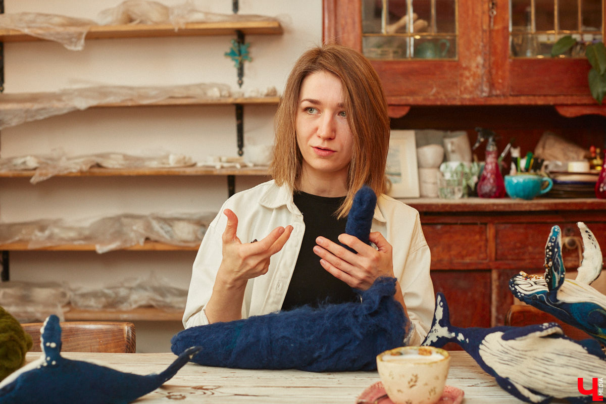 Художница из Владимира Наталья Быкова делает скульптуры из шерсти: не просто игрушки, а коллекционные арт-объекты. Сейчас в центре внимания девушки загадочные киты: от фантазийного морского гиганта с маяком на спине до сказочного исполина, которого переносят перелетные птицы. И, что особенно важно, все эти работы наполнены глубокими смыслами. 