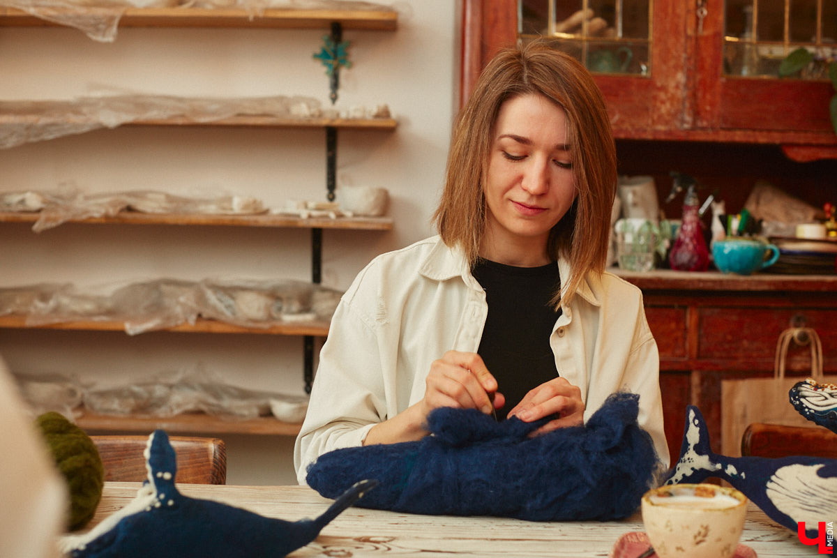 Художница из Владимира Наталья Быкова делает скульптуры из шерсти: не просто игрушки, а коллекционные арт-объекты. Сейчас в центре внимания девушки загадочные киты: от фантазийного морского гиганта с маяком на спине до сказочного исполина, которого переносят перелетные птицы. И, что особенно важно, все эти работы наполнены глубокими смыслами. 