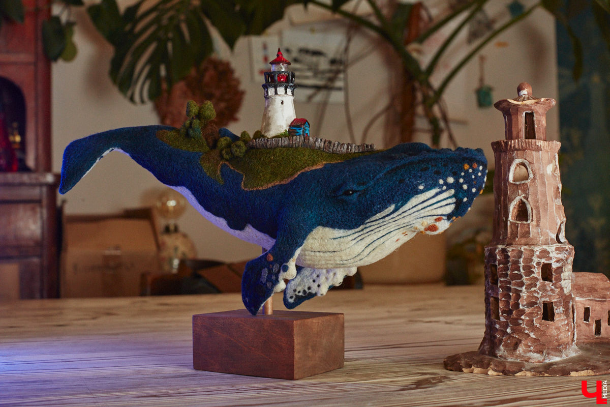 Художница из Владимира Наталья Быкова делает скульптуры из шерсти: не просто игрушки, а коллекционные арт-объекты. Сейчас в центре внимания девушки загадочные киты: от фантазийного морского гиганта с маяком на спине до сказочного исполина, которого переносят перелетные птицы. И, что особенно важно, все эти работы наполнены глубокими смыслами. 