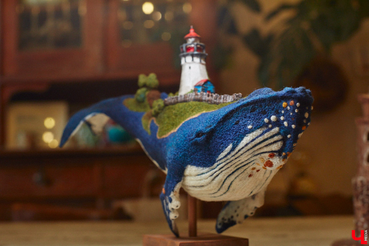 Художница из Владимира Наталья Быкова делает скульптуры из шерсти: не просто игрушки, а коллекционные арт-объекты. Сейчас в центре внимания девушки загадочные киты: от фантазийного морского гиганта с маяком на спине до сказочного исполина, которого переносят перелетные птицы. И, что особенно важно, все эти работы наполнены глубокими смыслами. 