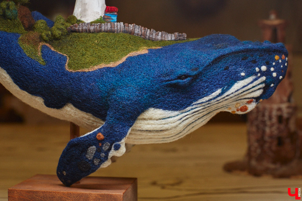 Художница из Владимира Наталья Быкова делает скульптуры из шерсти: не просто игрушки, а коллекционные арт-объекты. Сейчас в центре внимания девушки загадочные киты: от фантазийного морского гиганта с маяком на спине до сказочного исполина, которого переносят перелетные птицы. И, что особенно важно, все эти работы наполнены глубокими смыслами. 