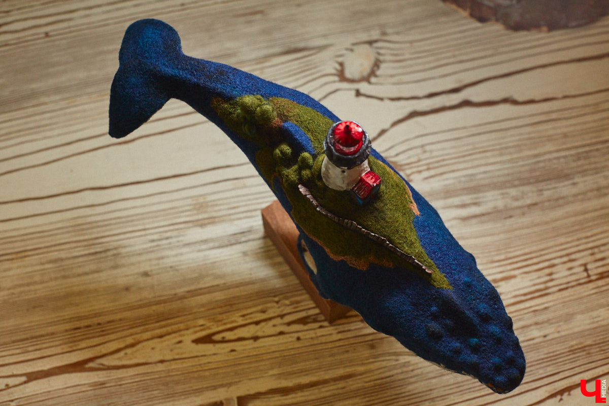 Художница из Владимира Наталья Быкова делает скульптуры из шерсти: не просто игрушки, а коллекционные арт-объекты. Сейчас в центре внимания девушки загадочные киты: от фантазийного морского гиганта с маяком на спине до сказочного исполина, которого переносят перелетные птицы. И, что особенно важно, все эти работы наполнены глубокими смыслами. 