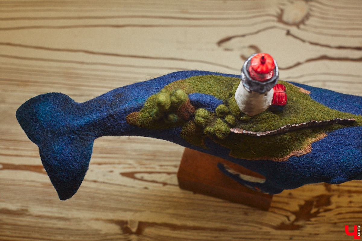 Художница из Владимира Наталья Быкова делает скульптуры из шерсти: не просто игрушки, а коллекционные арт-объекты. Сейчас в центре внимания девушки загадочные киты: от фантазийного морского гиганта с маяком на спине до сказочного исполина, которого переносят перелетные птицы. И, что особенно важно, все эти работы наполнены глубокими смыслами. 