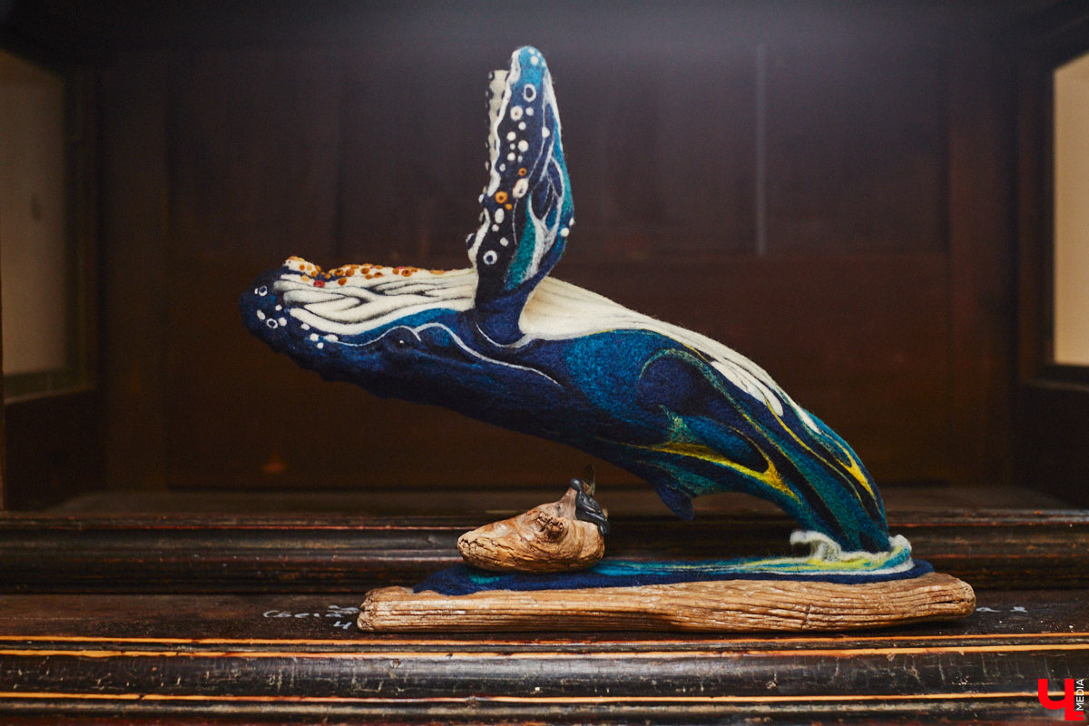 Художница из Владимира Наталья Быкова делает скульптуры из шерсти: не просто игрушки, а коллекционные арт-объекты. Сейчас в центре внимания девушки загадочные киты: от фантазийного морского гиганта с маяком на спине до сказочного исполина, которого переносят перелетные птицы. И, что особенно важно, все эти работы наполнены глубокими смыслами. 