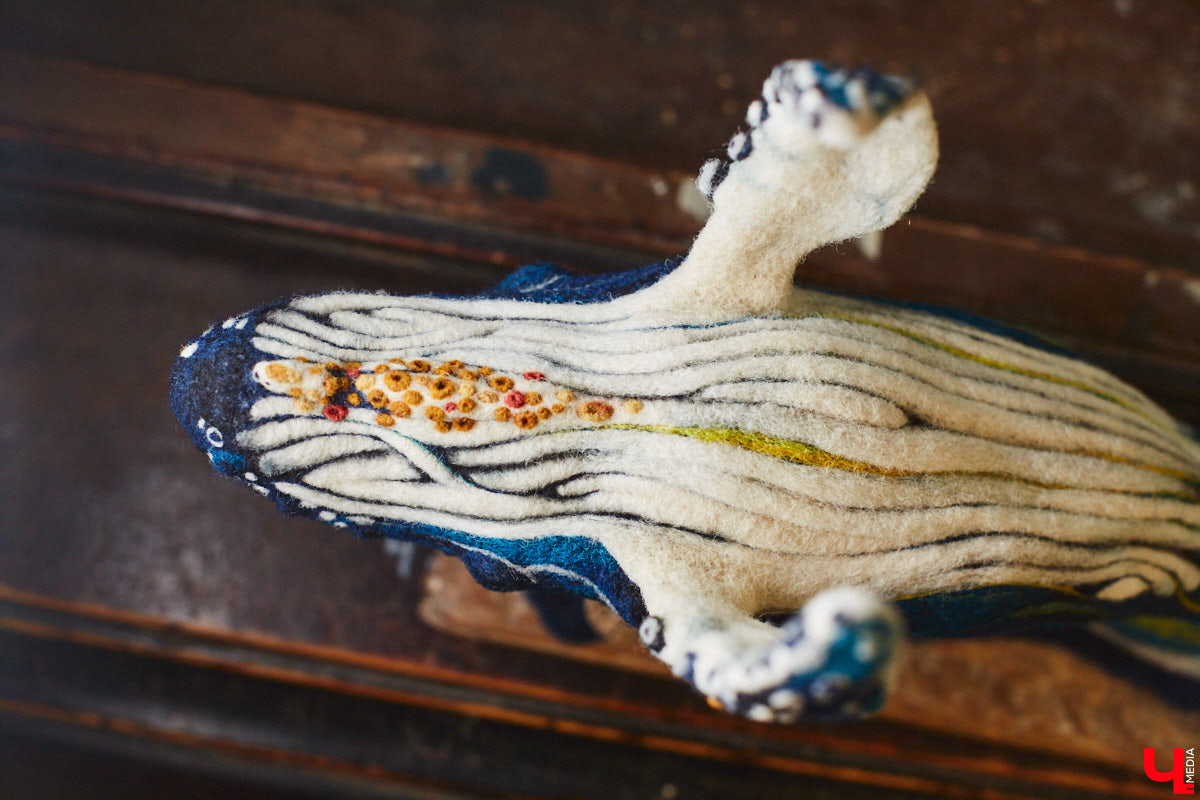 Художница из Владимира Наталья Быкова делает скульптуры из шерсти: не просто игрушки, а коллекционные арт-объекты. Сейчас в центре внимания девушки загадочные киты: от фантазийного морского гиганта с маяком на спине до сказочного исполина, которого переносят перелетные птицы. И, что особенно важно, все эти работы наполнены глубокими смыслами. 