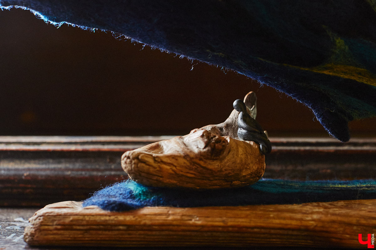 Художница из Владимира Наталья Быкова делает скульптуры из шерсти: не просто игрушки, а коллекционные арт-объекты. Сейчас в центре внимания девушки загадочные киты: от фантазийного морского гиганта с маяком на спине до сказочного исполина, которого переносят перелетные птицы. И, что особенно важно, все эти работы наполнены глубокими смыслами. 