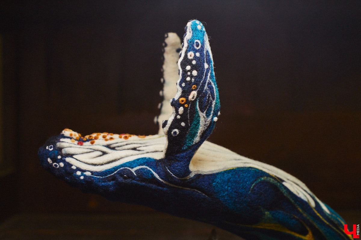 Художница из Владимира Наталья Быкова делает скульптуры из шерсти: не просто игрушки, а коллекционные арт-объекты. Сейчас в центре внимания девушки загадочные киты: от фантазийного морского гиганта с маяком на спине до сказочного исполина, которого переносят перелетные птицы. И, что особенно важно, все эти работы наполнены глубокими смыслами. 