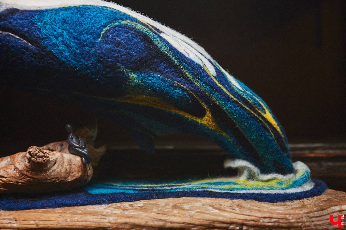 Художница из Владимира Наталья Быкова делает скульптуры из шерсти: не просто игрушки, а коллекционные арт-объекты. Сейчас в центре внимания девушки загадочные киты: от фантазийного морского гиганта с маяком на спине до сказочного исполина, которого переносят перелетные птицы. И, что особенно важно, все эти работы наполнены глубокими смыслами. 