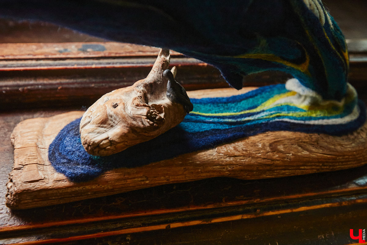 Художница из Владимира Наталья Быкова делает скульптуры из шерсти: не просто игрушки, а коллекционные арт-объекты. Сейчас в центре внимания девушки загадочные киты: от фантазийного морского гиганта с маяком на спине до сказочного исполина, которого переносят перелетные птицы. И, что особенно важно, все эти работы наполнены глубокими смыслами. 