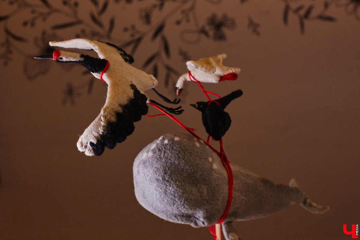 Художница из Владимира Наталья Быкова делает скульптуры из шерсти: не просто игрушки, а коллекционные арт-объекты. Сейчас в центре внимания девушки загадочные киты: от фантазийного морского гиганта с маяком на спине до сказочного исполина, которого переносят перелетные птицы. И, что особенно важно, все эти работы наполнены глубокими смыслами. 