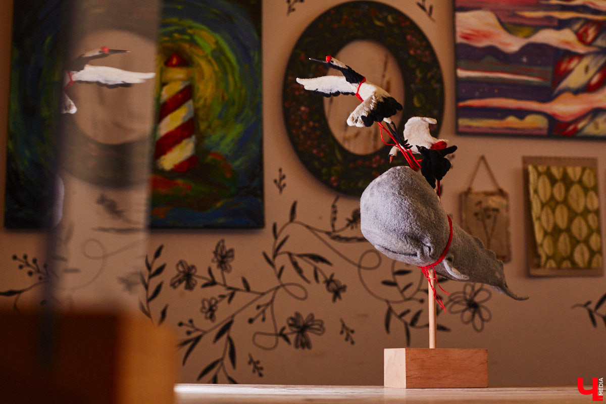 Художница из Владимира Наталья Быкова делает скульптуры из шерсти: не просто игрушки, а коллекционные арт-объекты. Сейчас в центре внимания девушки загадочные киты: от фантазийного морского гиганта с маяком на спине до сказочного исполина, которого переносят перелетные птицы. И, что особенно важно, все эти работы наполнены глубокими смыслами. 