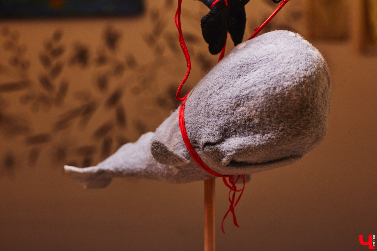 Художница из Владимира Наталья Быкова делает скульптуры из шерсти: не просто игрушки, а коллекционные арт-объекты. Сейчас в центре внимания девушки загадочные киты: от фантазийного морского гиганта с маяком на спине до сказочного исполина, которого переносят перелетные птицы. И, что особенно важно, все эти работы наполнены глубокими смыслами. 