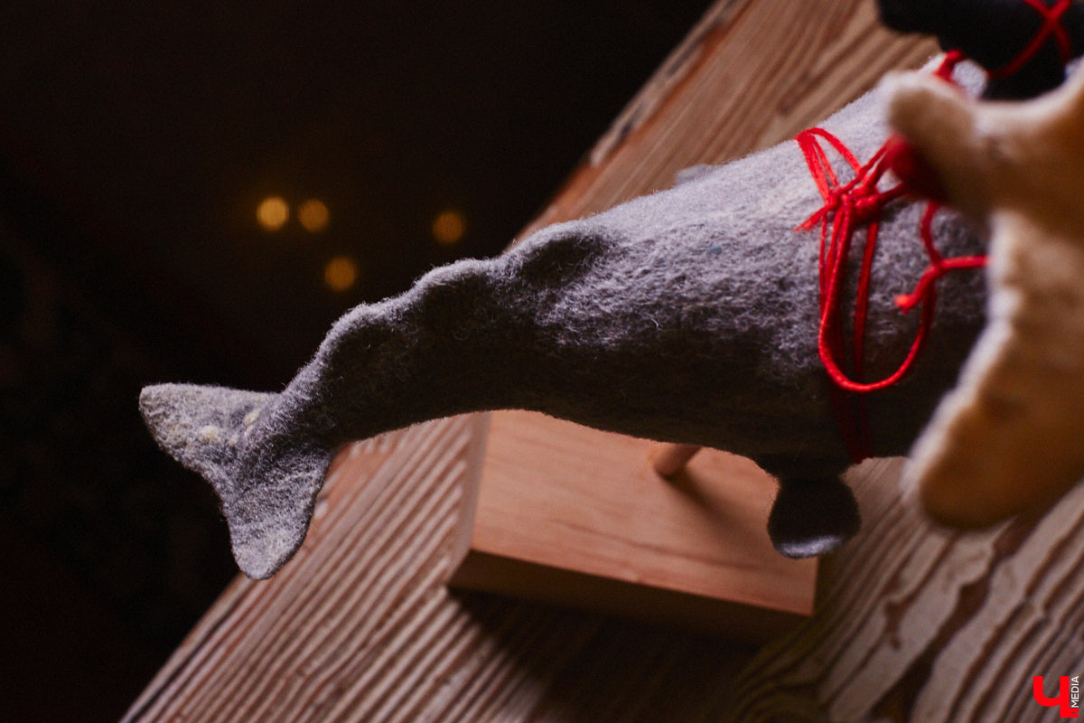 Художница из Владимира Наталья Быкова делает скульптуры из шерсти: не просто игрушки, а коллекционные арт-объекты. Сейчас в центре внимания девушки загадочные киты: от фантазийного морского гиганта с маяком на спине до сказочного исполина, которого переносят перелетные птицы. И, что особенно важно, все эти работы наполнены глубокими смыслами. 