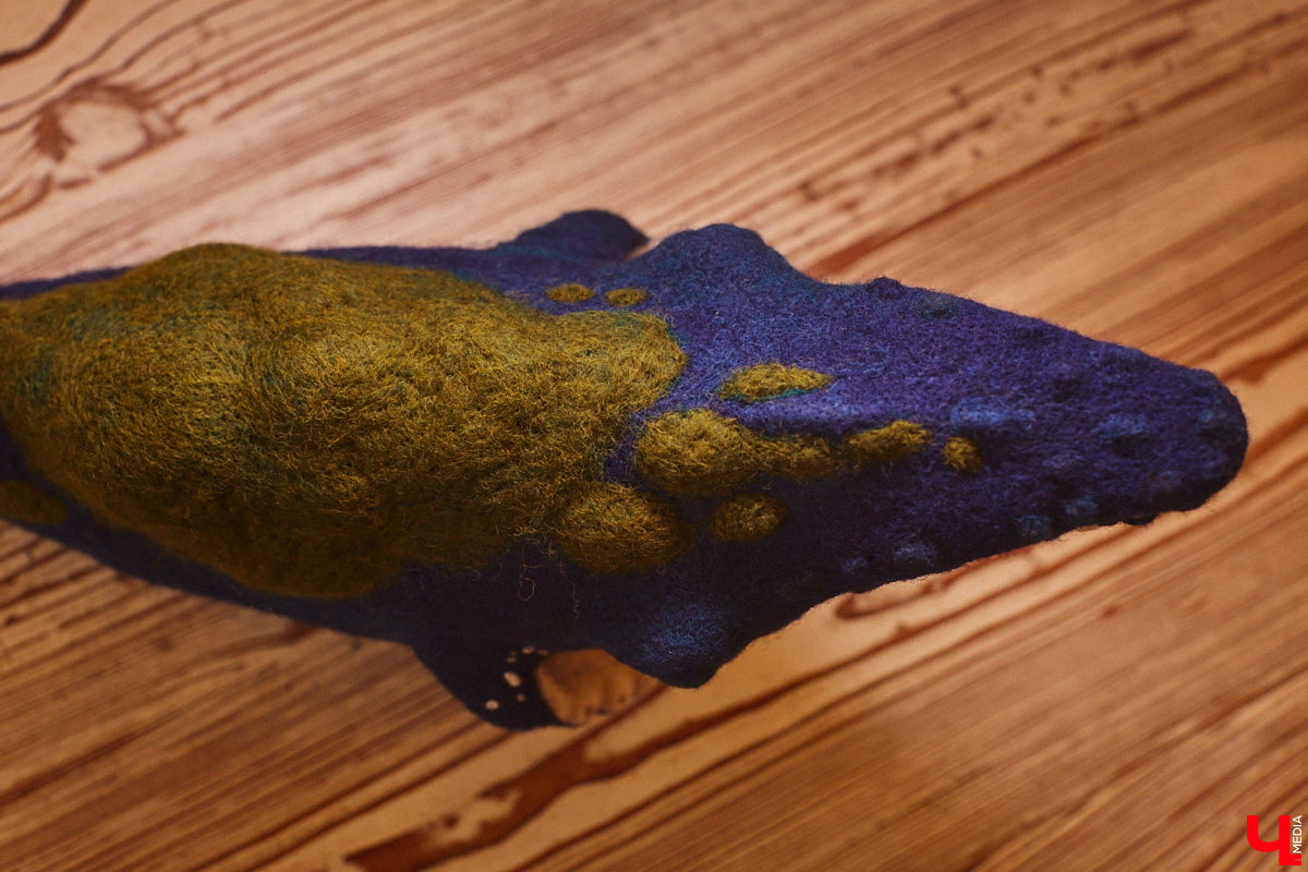 Художница из Владимира Наталья Быкова делает скульптуры из шерсти: не просто игрушки, а коллекционные арт-объекты. Сейчас в центре внимания девушки загадочные киты: от фантазийного морского гиганта с маяком на спине до сказочного исполина, которого переносят перелетные птицы. И, что особенно важно, все эти работы наполнены глубокими смыслами. 