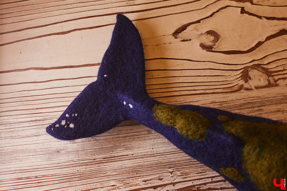 Художница из Владимира Наталья Быкова делает скульптуры из шерсти: не просто игрушки, а коллекционные арт-объекты. Сейчас в центре внимания девушки загадочные киты: от фантазийного морского гиганта с маяком на спине до сказочного исполина, которого переносят перелетные птицы. И, что особенно важно, все эти работы наполнены глубокими смыслами. 