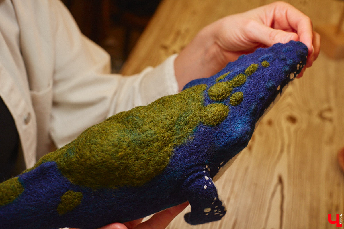 Художница из Владимира Наталья Быкова делает скульптуры из шерсти: не просто игрушки, а коллекционные арт-объекты. Сейчас в центре внимания девушки загадочные киты: от фантазийного морского гиганта с маяком на спине до сказочного исполина, которого переносят перелетные птицы. И, что особенно важно, все эти работы наполнены глубокими смыслами. 