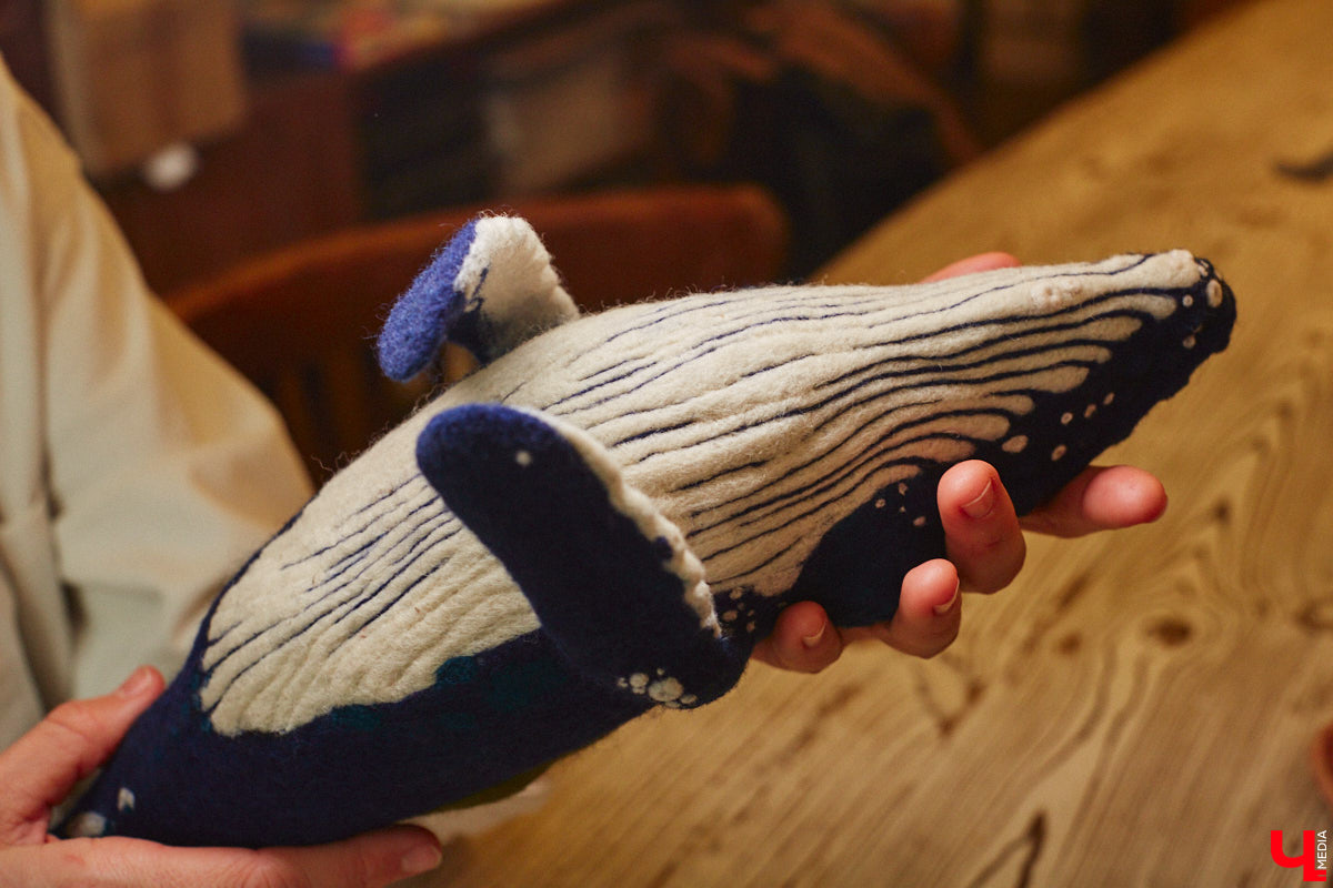 Художница из Владимира Наталья Быкова делает скульптуры из шерсти: не просто игрушки, а коллекционные арт-объекты. Сейчас в центре внимания девушки загадочные киты: от фантазийного морского гиганта с маяком на спине до сказочного исполина, которого переносят перелетные птицы. И, что особенно важно, все эти работы наполнены глубокими смыслами. 