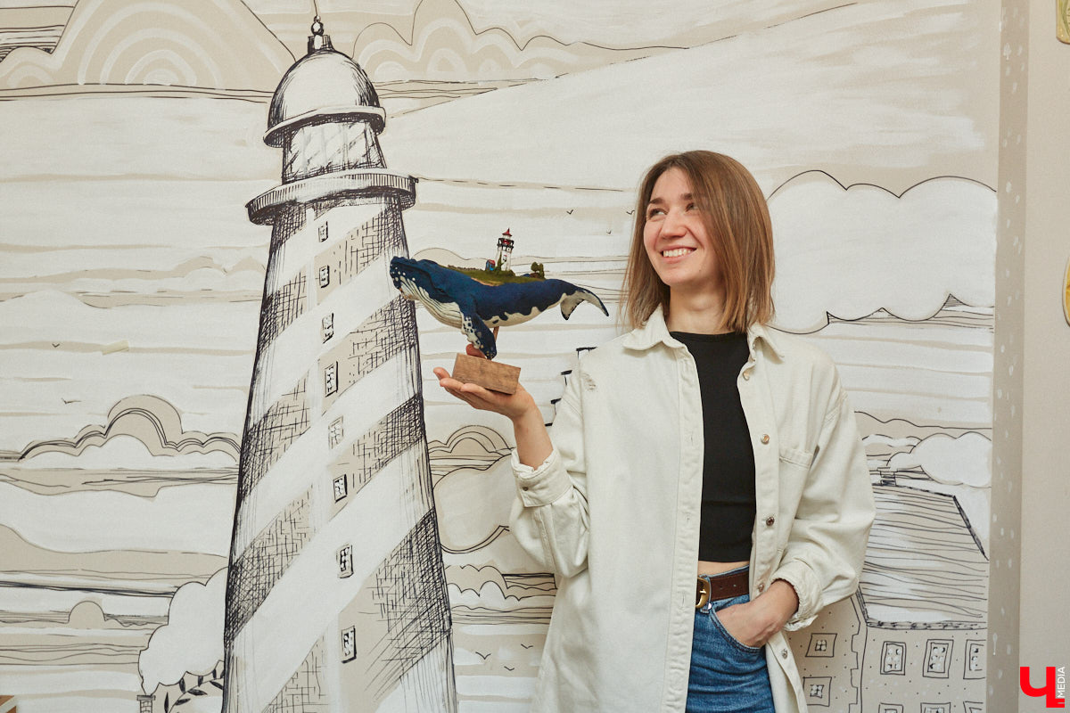 Художница из Владимира Наталья Быкова делает скульптуры из шерсти: не просто игрушки, а коллекционные арт-объекты. Сейчас в центре внимания девушки загадочные киты: от фантазийного морского гиганта с маяком на спине до сказочного исполина, которого переносят перелетные птицы. И, что особенно важно, все эти работы наполнены глубокими смыслами. 