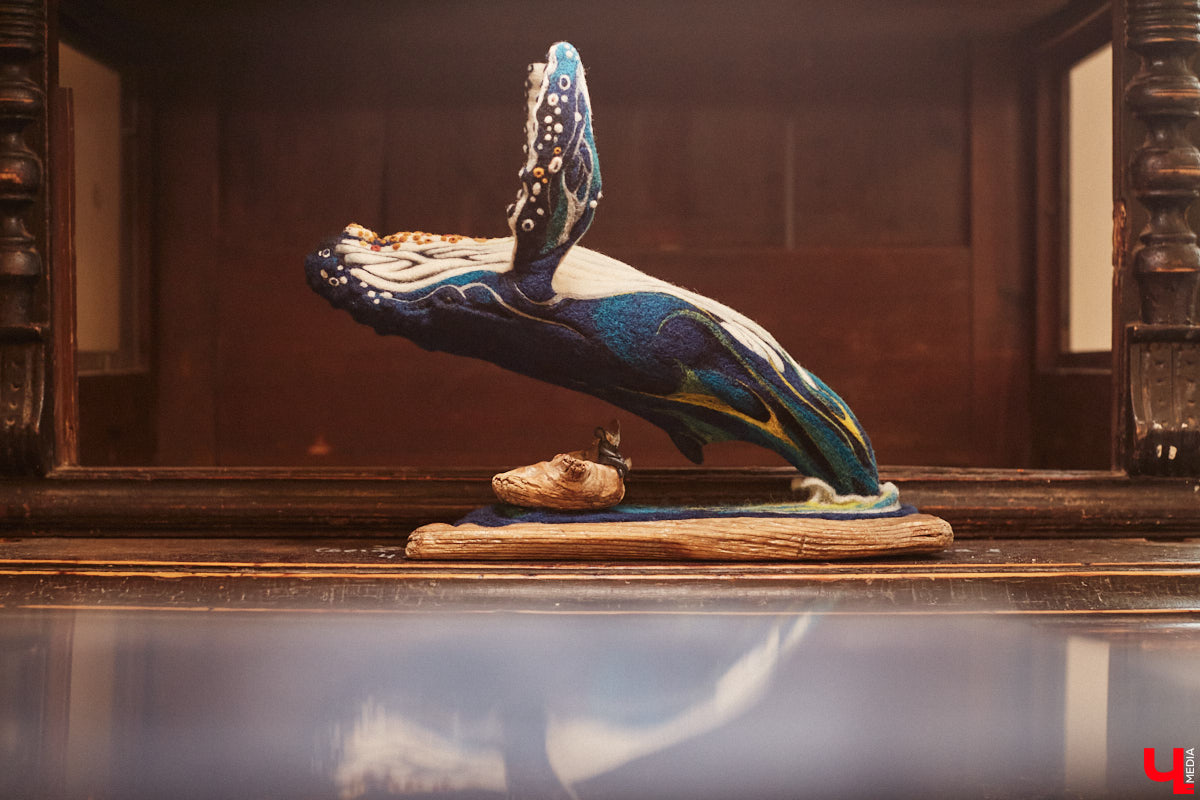 Художница из Владимира Наталья Быкова делает скульптуры из шерсти: не просто игрушки, а коллекционные арт-объекты. Сейчас в центре внимания девушки загадочные киты: от фантазийного морского гиганта с маяком на спине до сказочного исполина, которого переносят перелетные птицы. И, что особенно важно, все эти работы наполнены глубокими смыслами. 