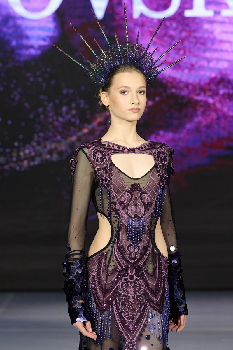 Обладательница титула «Миссис MS Владимирская Красавица — 2024» дебютировала в качестве модели. На Неделе фешен в рамках выставки-форума «Уникальная Россия» она представила наряд известного дизайнера Кристины Кибовской. Своими впечатлениями от престижного события Екатерина Максимова поделилась с «Ключ-Медиа».